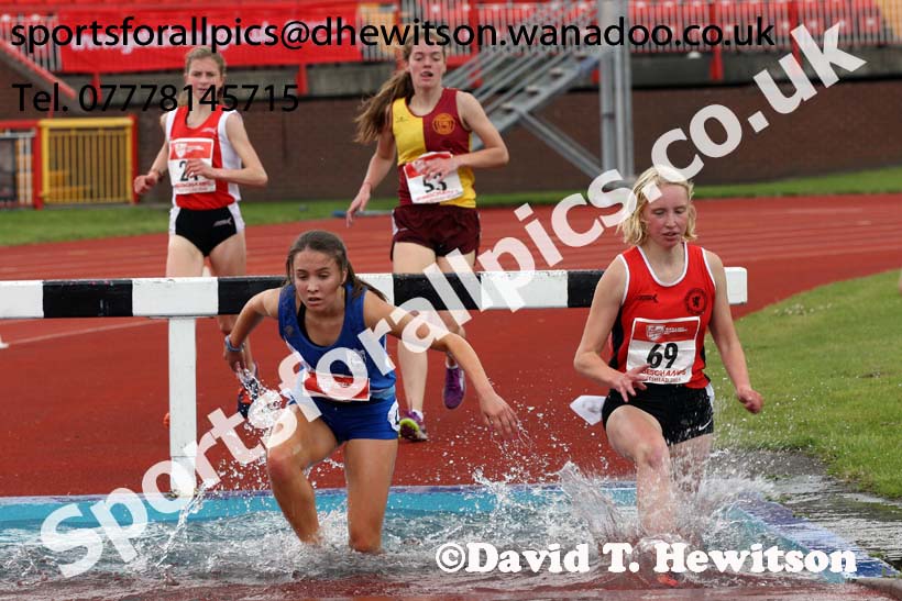 Inter girls 1500 metres steeplechase, English Schools Track and Field. Photo: David T. Hewitson/Sports for All Pics